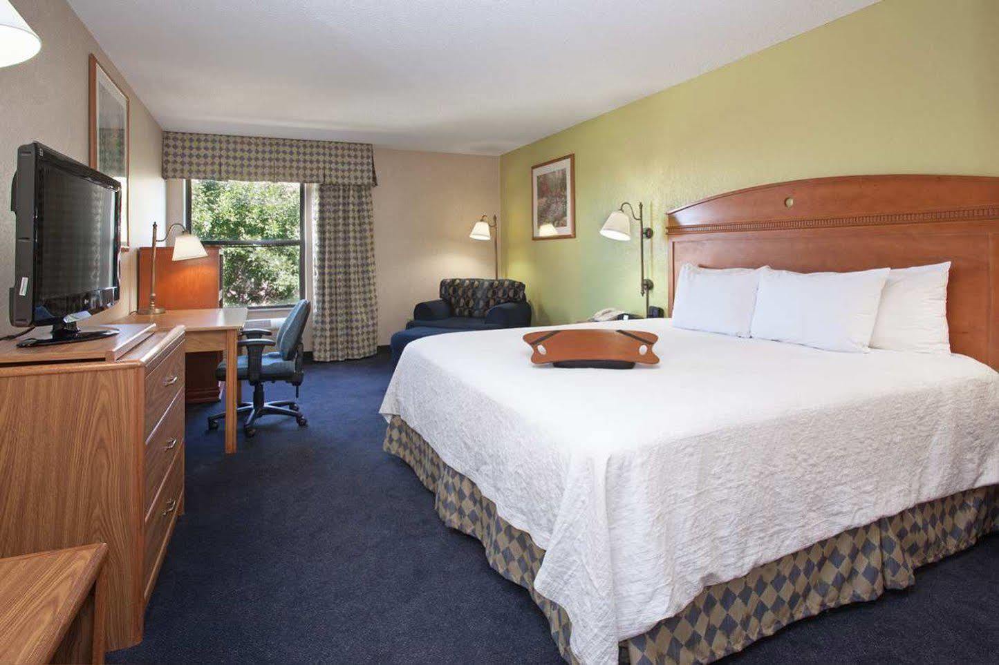 Baymont By Wyndham Thornton Otel Dış mekan fotoğraf